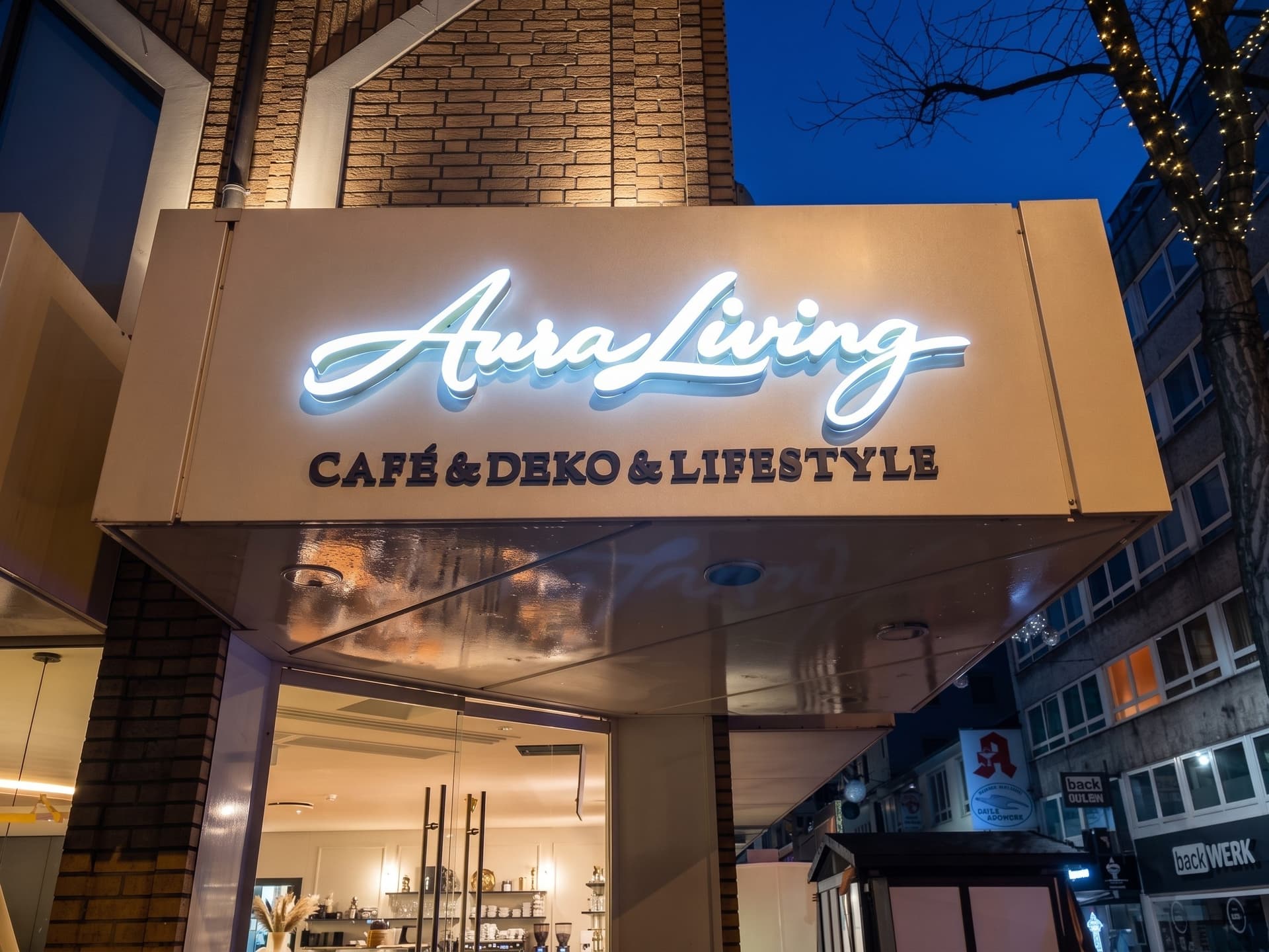 Aura Living Café & Deko & Lifestyle: Fassade, Innen & LED-Hinterleuchtung komplett