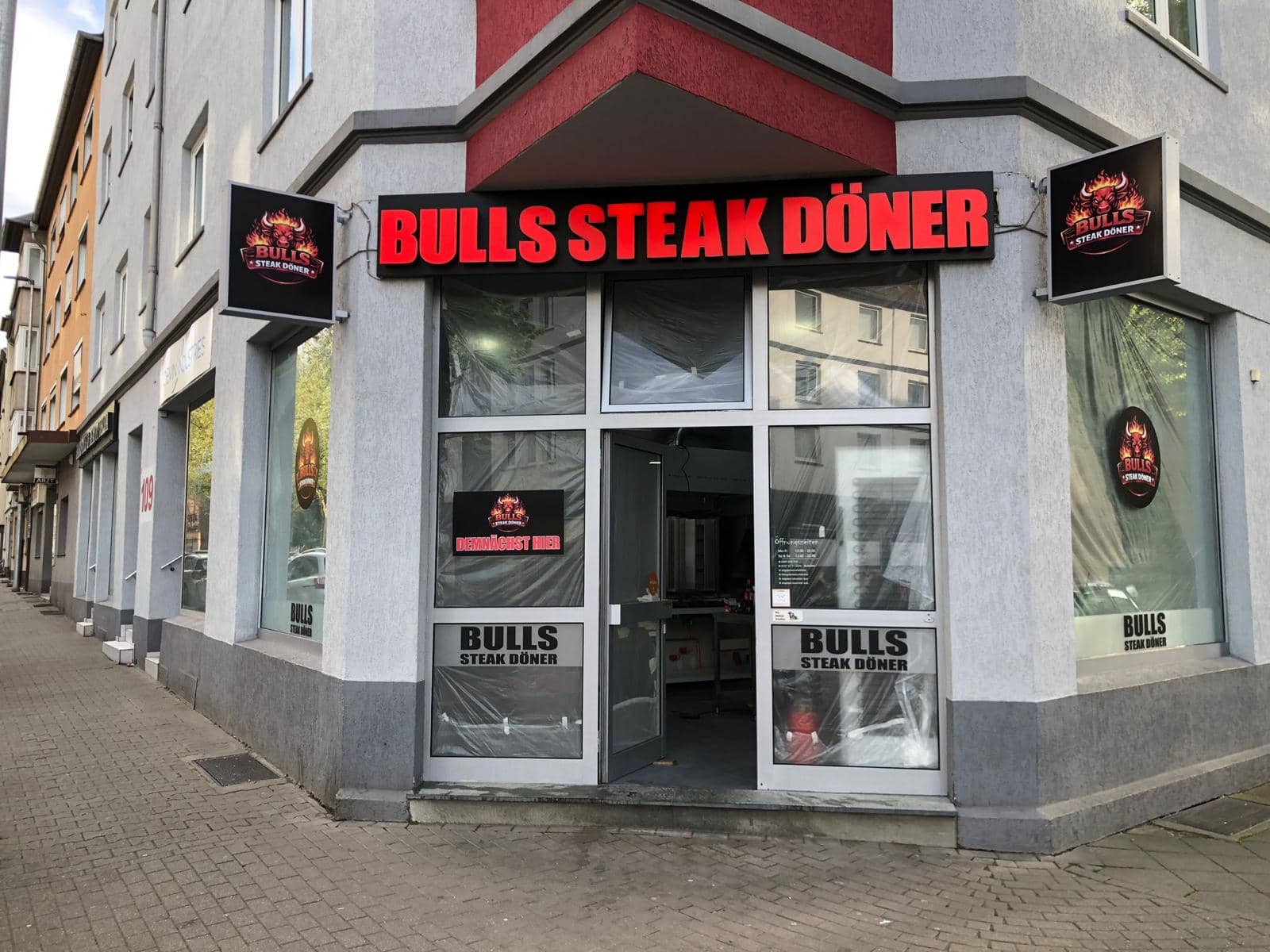 Bulls Steak Döner: LED-Leuchtkasten & Schaufensterfolierung