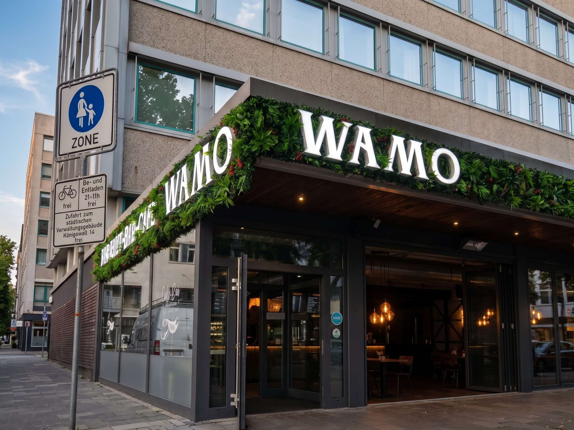 WAMO Restaurant: LED-Profilbuchstaben & Pflanzenfassade